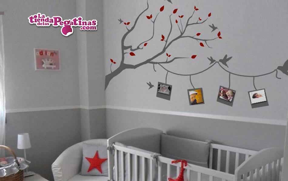 Vinilo Árbol con fotografías colgantes
